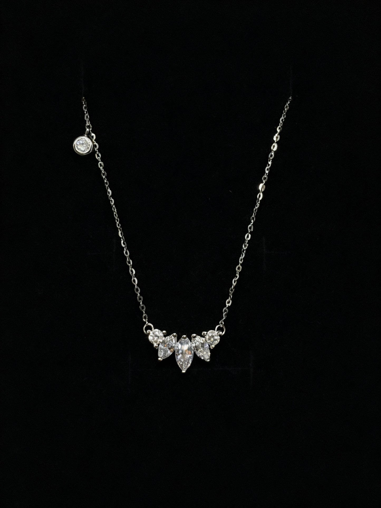 Colier din argint 925 cu pietre transparente si detalii asimetrice